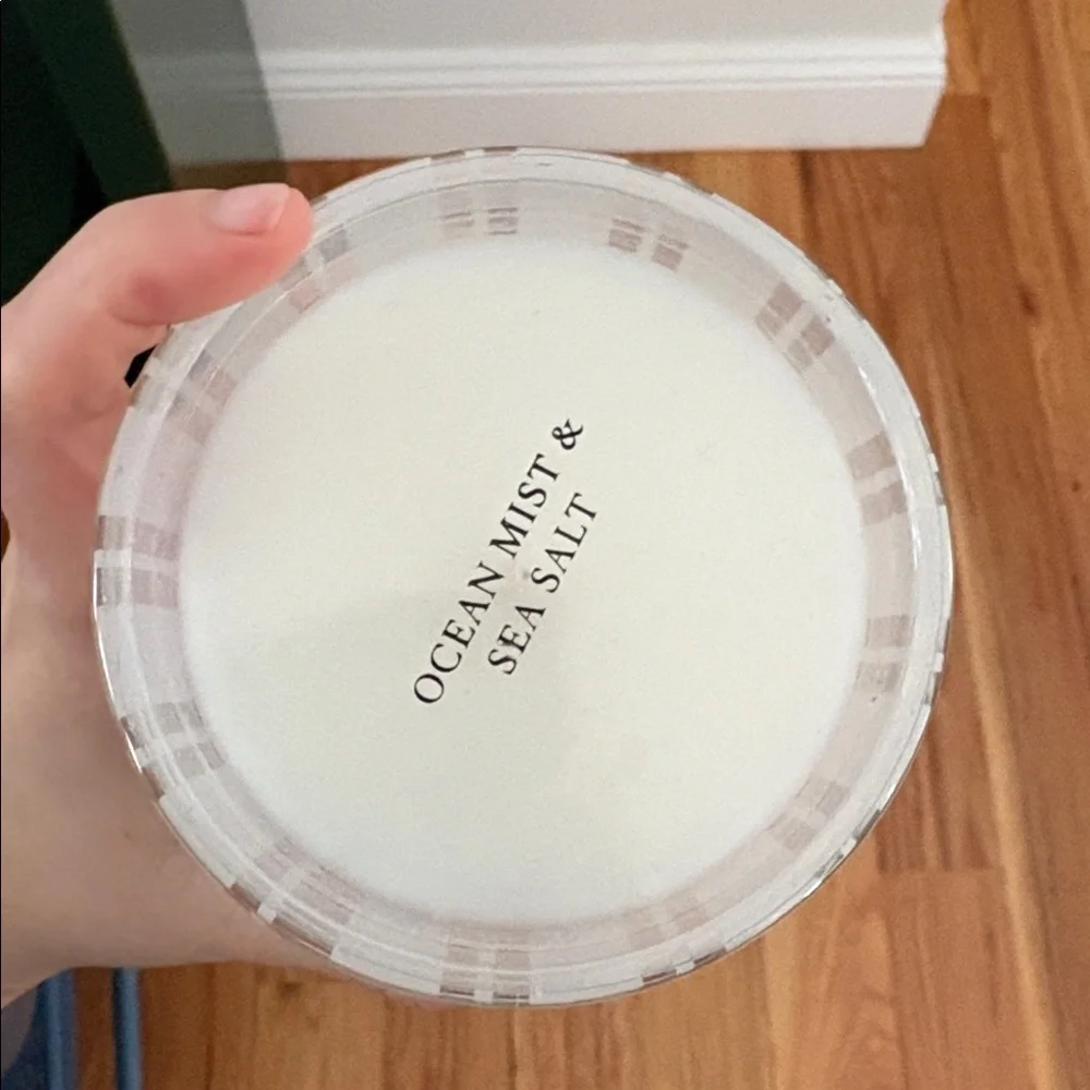 NEST Fragrances Ocean Mist & Sea Salt Candle - Black and Blue - Picture 3 of 4